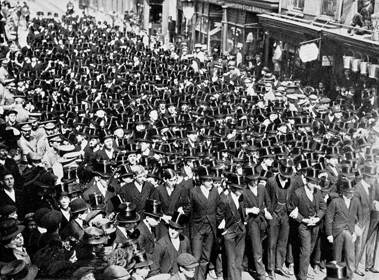 إيتون بويز يستمع إلى قراءة الإعلان على جسر وندسور ، بيركشاير ، 1910 بواسطة غير معروف