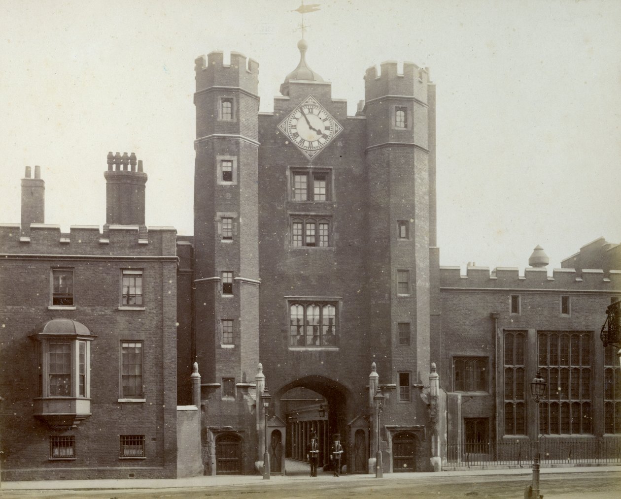 خارج قصر سانت جاميس ، لندن ، 1887. بواسطة غير معروف