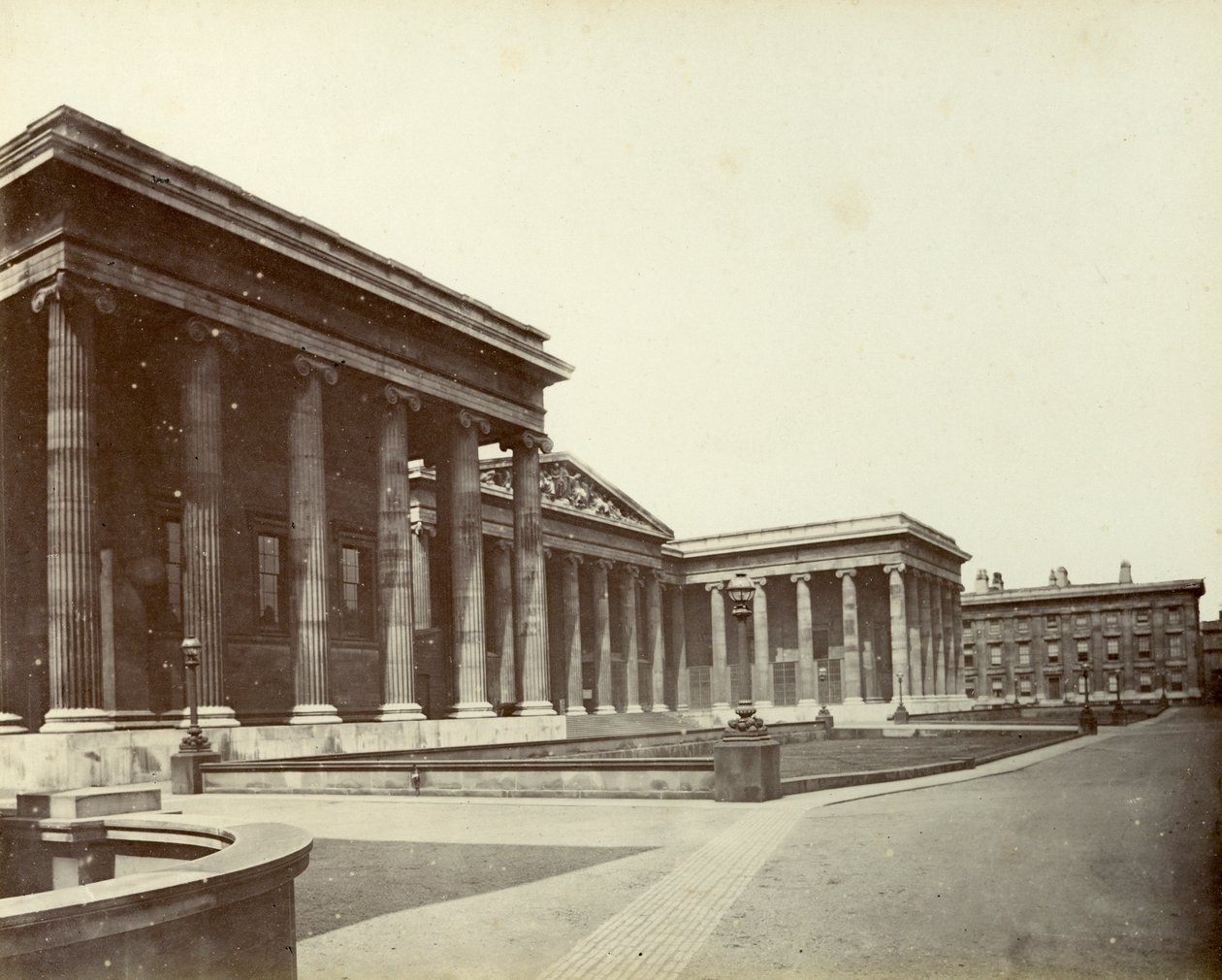 خارج المتحف البريطاني ، شارع راسل العظيم ، لندن ، 1887 بواسطة غير معروف