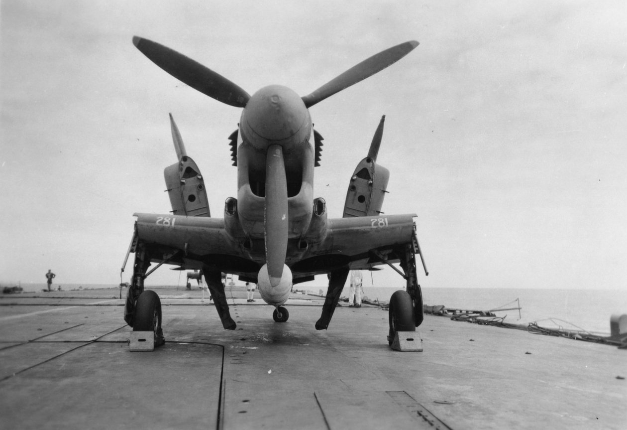 طائرة فايرى فايرفلاي جاهزة للنقل إلى مصعد الحظيرة ، HMS Venerable ، 1945 بواسطة غير معروف