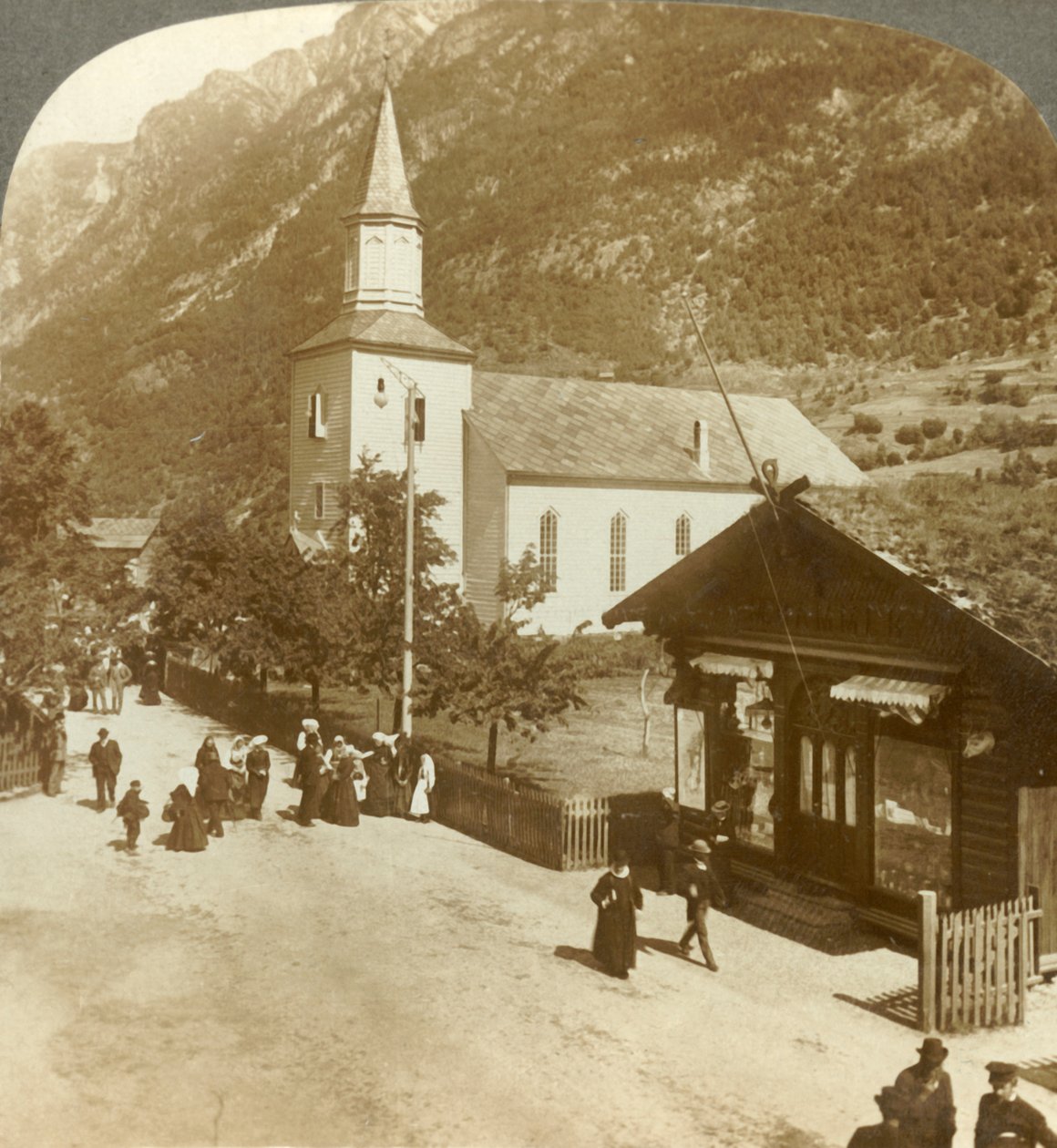 العائلات والجيران في صباح يوم الأحد في كنيسة القرية ، Odde ، النرويج ، c1905. بواسطة غير معروف