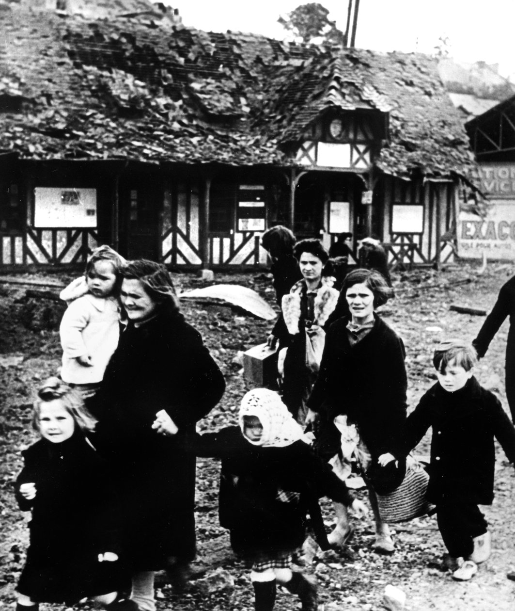 قصفت العائلات التي غادرت قريتهم خلال عمليات إنزال نورماندي ، فرنسا ، 1944 بواسطة غير معروف