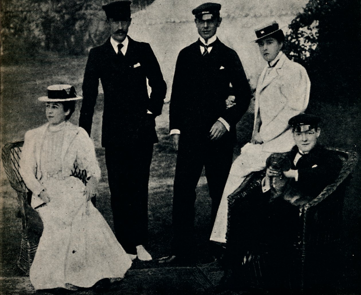 مجموعة العائلة في كاوز ، أوائل 1890 ، 1945. بواسطة غير معروف