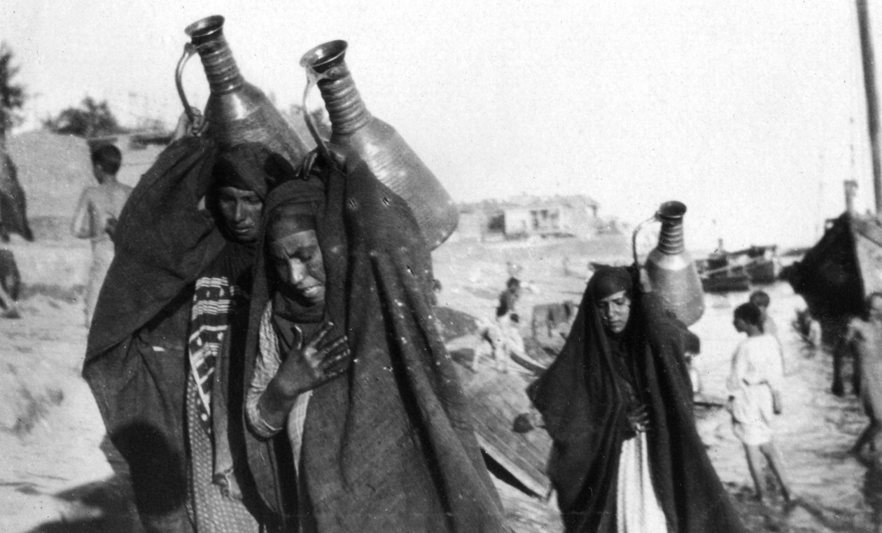 حاملات المياه النسائية ، العمارة ، العراق ، 1917-1919 بواسطة غير معروف