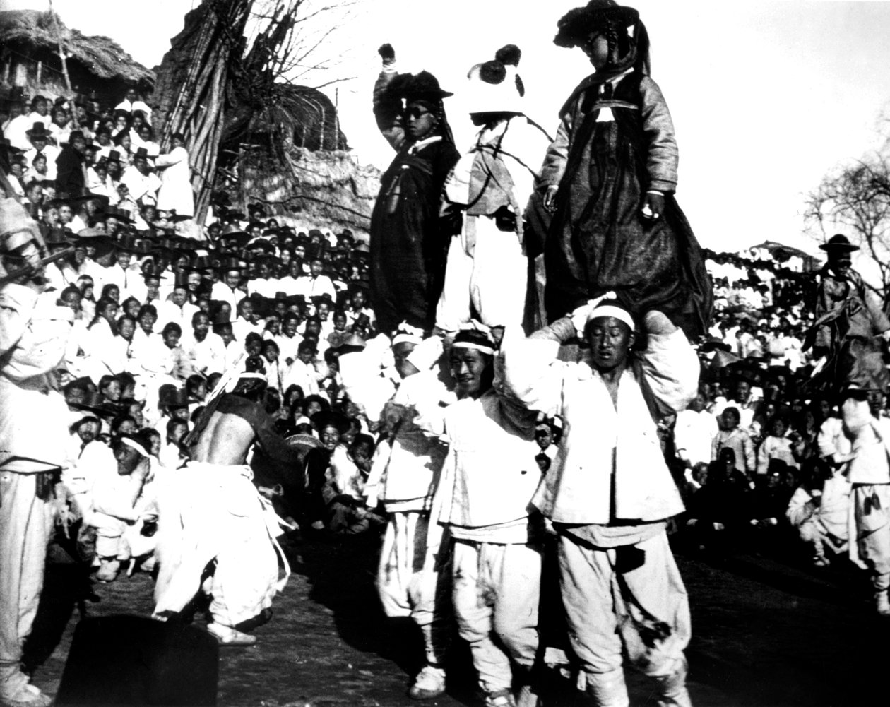 مهرجان في كوريا 1900 بواسطة غير معروف