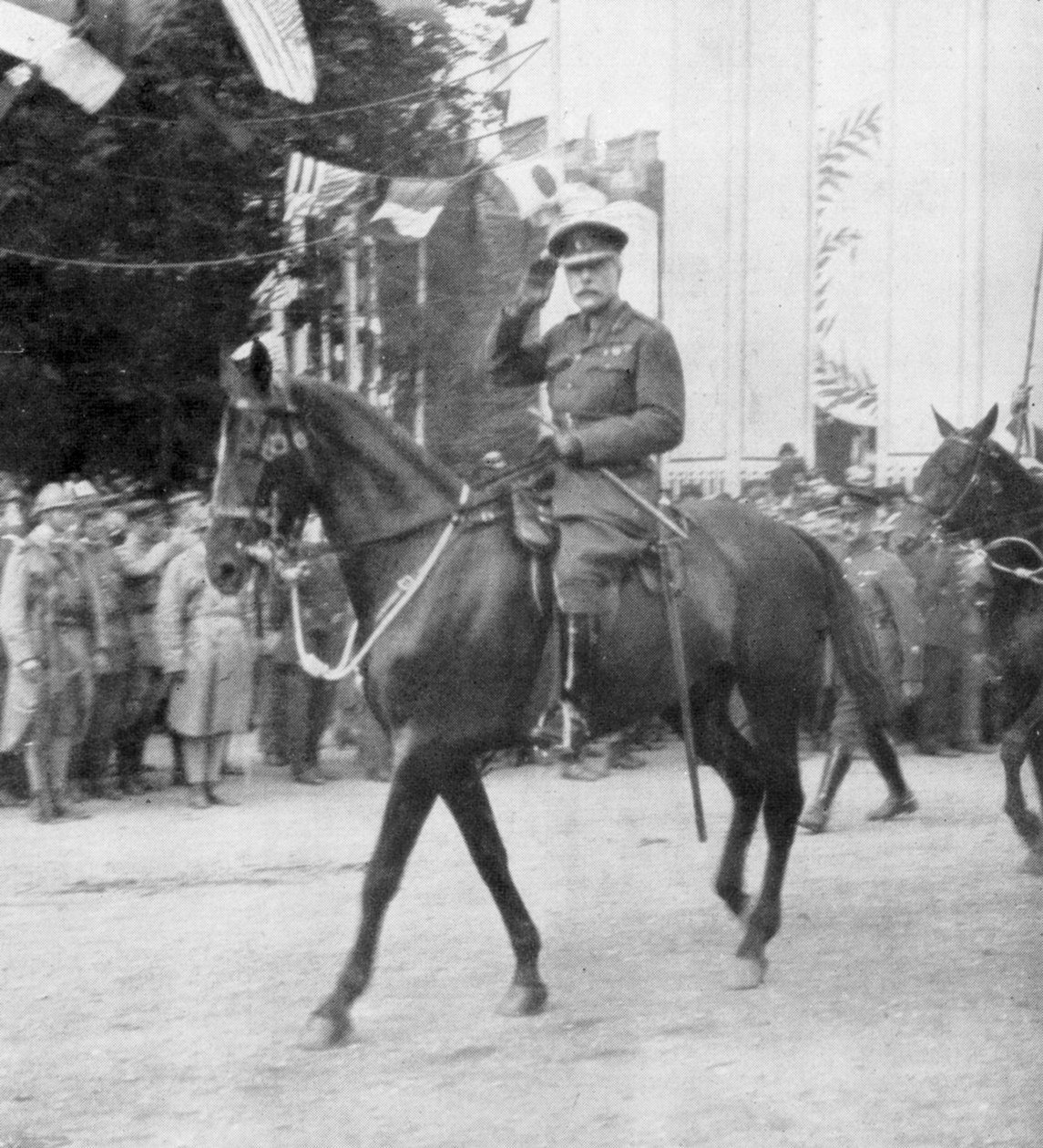 المشير السير دوجلاس هيج خلال موكب النصر ، باريس ، فرنسا ، 14 يوليو 1919 بواسطة غير معروف