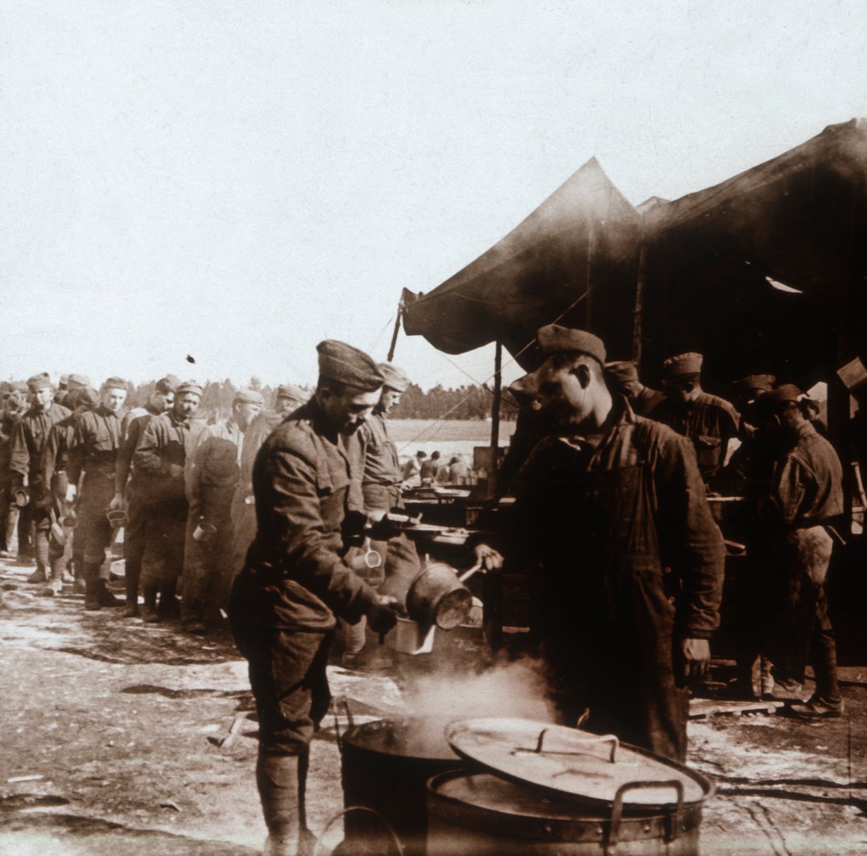 المطبخ الميداني في المعسكر الأمريكي ، ميليت ، فرنسا ، c1914-c1918. بواسطة غير معروف