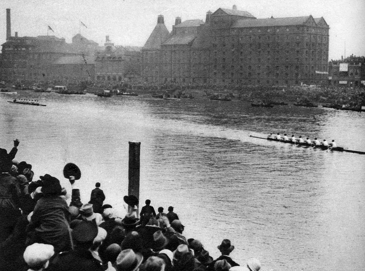 الانتهاء من سباق أكسفورد وكامبريدج للقوارب ، لندن ، 1926-1927 بواسطة غير معروف