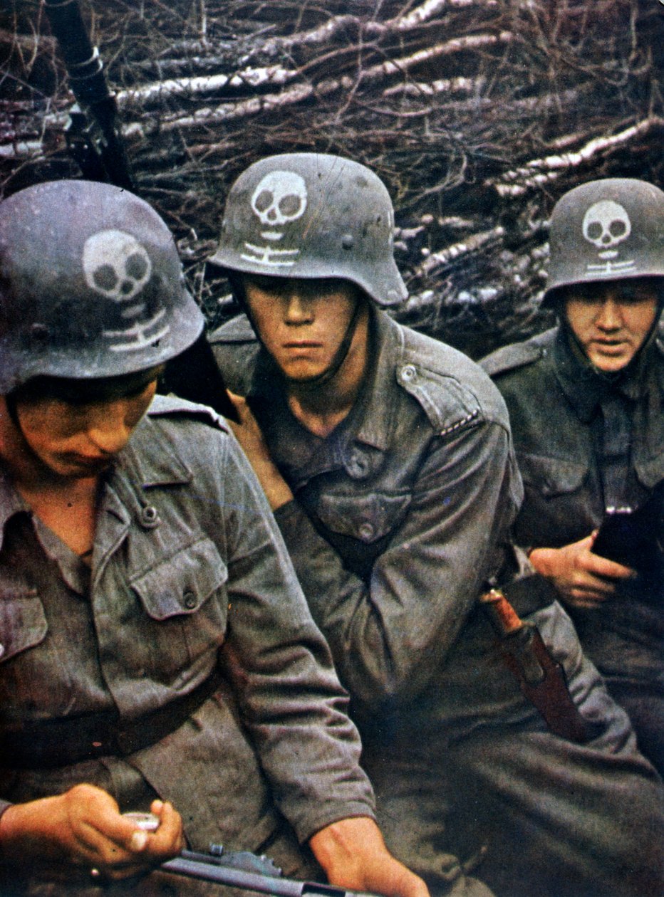 جنود فنلنديون من فوج مشاة 1943 بواسطة غير معروف