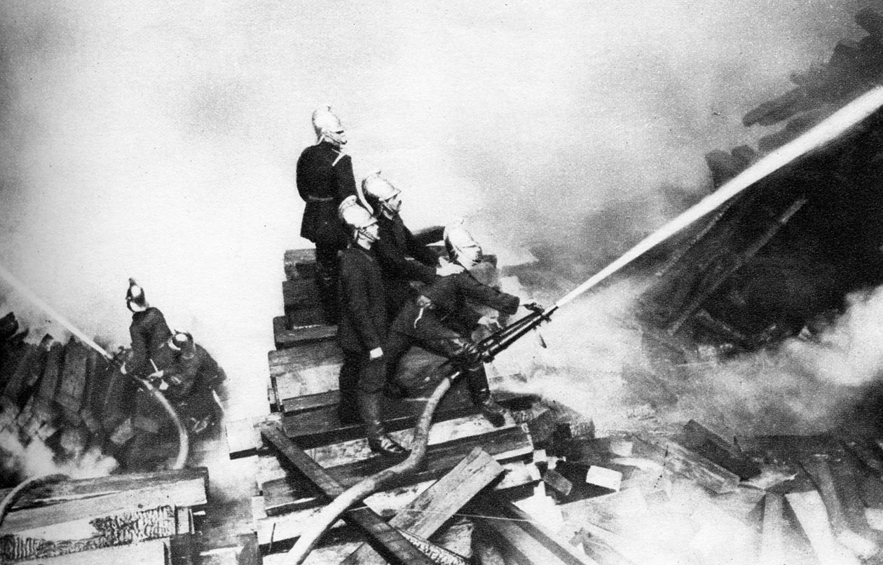 رجال إطفاء يقاتلون في ساحة للأخشاب ، لندن ، 1926-1927 بواسطة غير معروف