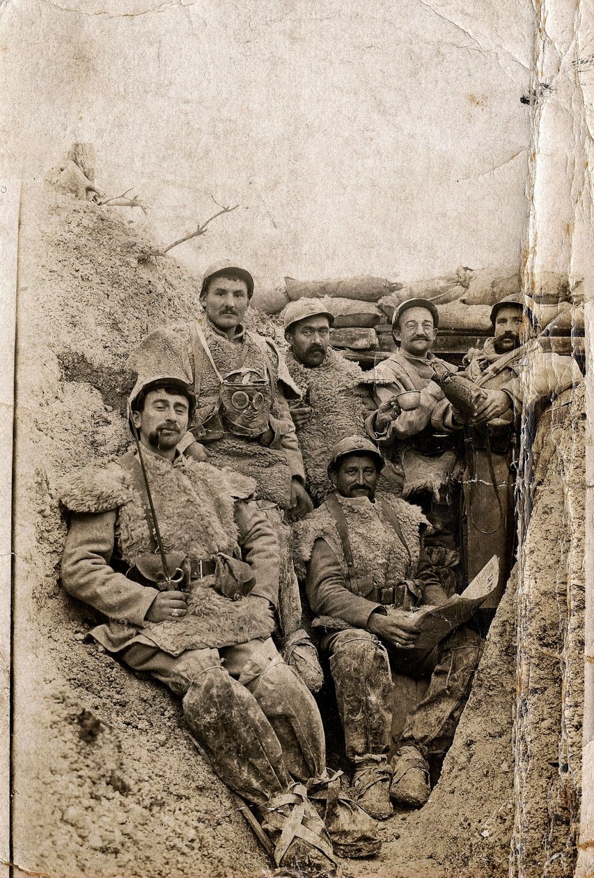 الحرب العالمية الأولى (1914-1918): جنود مشعرون يرتدون ملابس شتوية في خندق في 1916-1917. يرتدون سترات من جلد الغنم وقناع غاز. بواسطة غير معروف