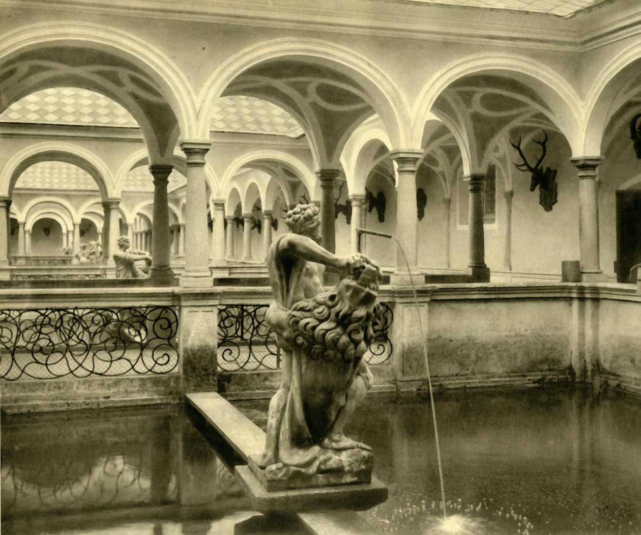 منحوتات خزان الأسماك ، دير كريمسمونستر ، النمسا العليا ، c1935. بواسطة غير معروف