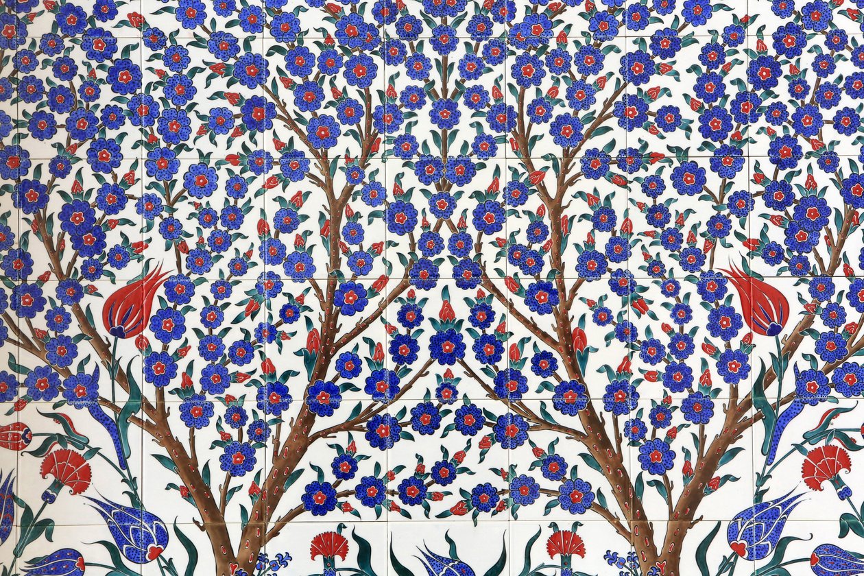 زهور. واحدة من 80 لوحة Iznik - بلاط خزفي مزخرف للغاية شائع في القرن السادس عشر - والتي تتميز بشكل واضح في المباني الإمبراطورية والدينية في اسطنبول. مسجد الشيخ زايد. 1995. إمارة أبوظبي بواسطة غير معروف