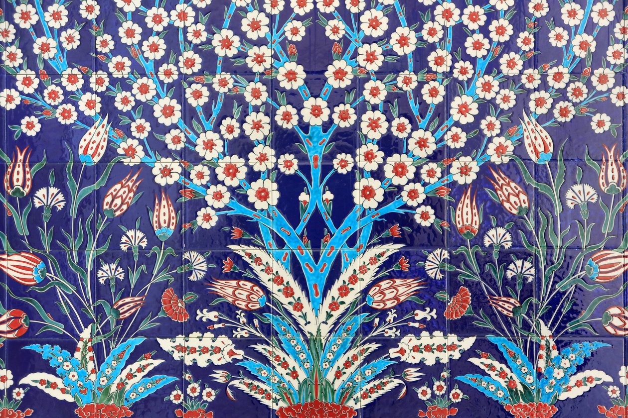 زهور. واحدة من 80 لوحة Iznik - بلاط خزفي مزخرف للغاية شائع في القرن السادس عشر - والتي تتميز بشكل واضح في المباني الإمبراطورية والدينية في اسطنبول. مسجد الشيخ زايد. 1995. إمارة أبوظبي بواسطة غير معروف