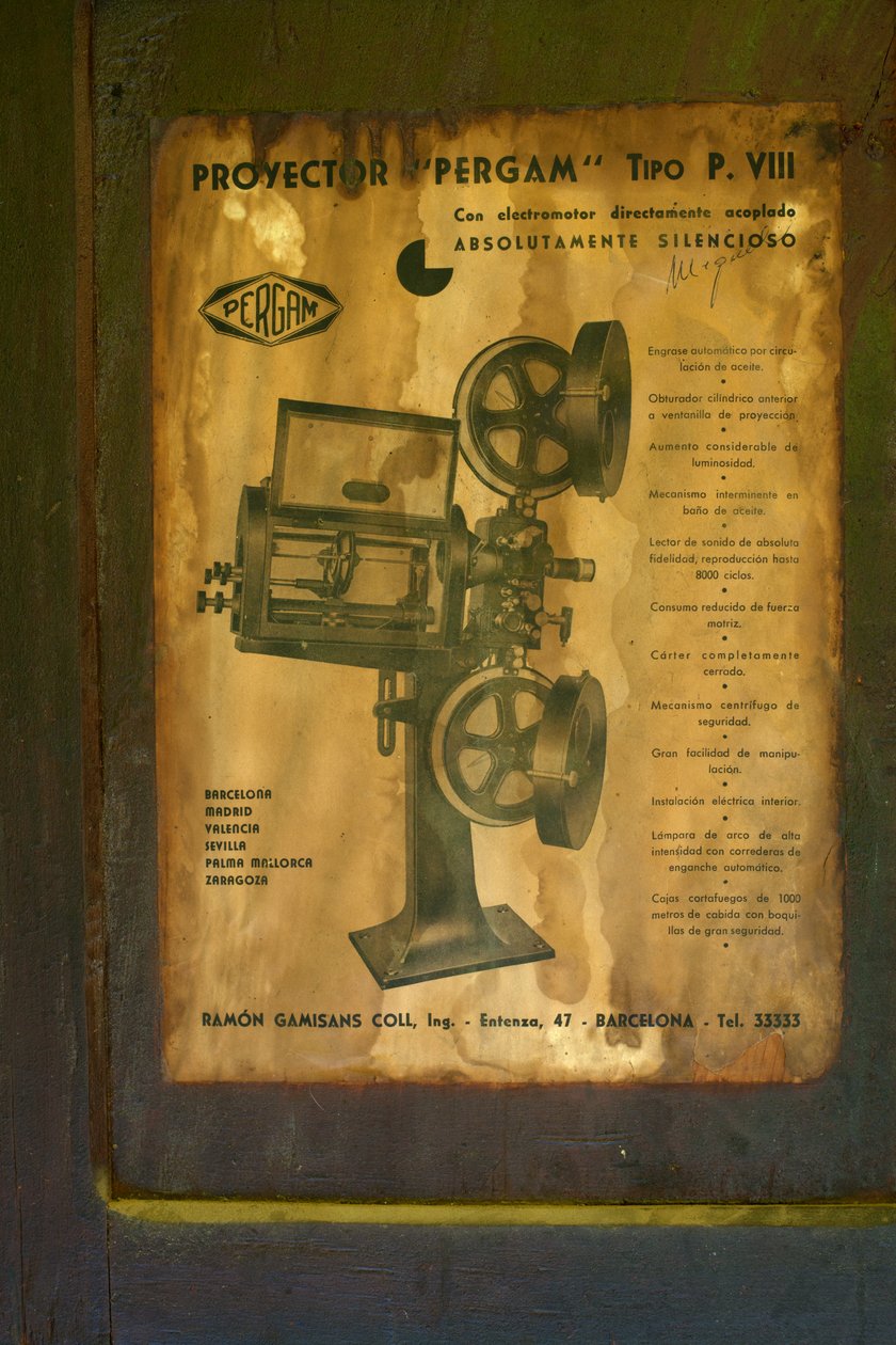 Former hotel (Hostal Vell - la Toranesa). Interior. The cinema projection room. Cinema projector (Ossa Pergam tipo PVIII). Detail. The original projector manual. بواسطة غير معروف