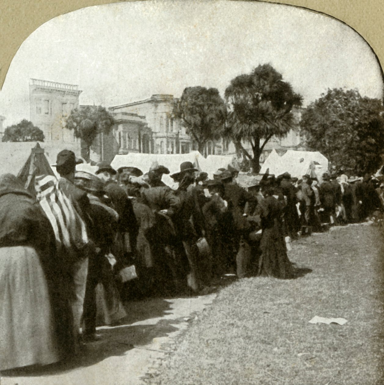 تشكيل خط الخبز في ساحة جيفرسون ، 1906. بواسطة غير معروف