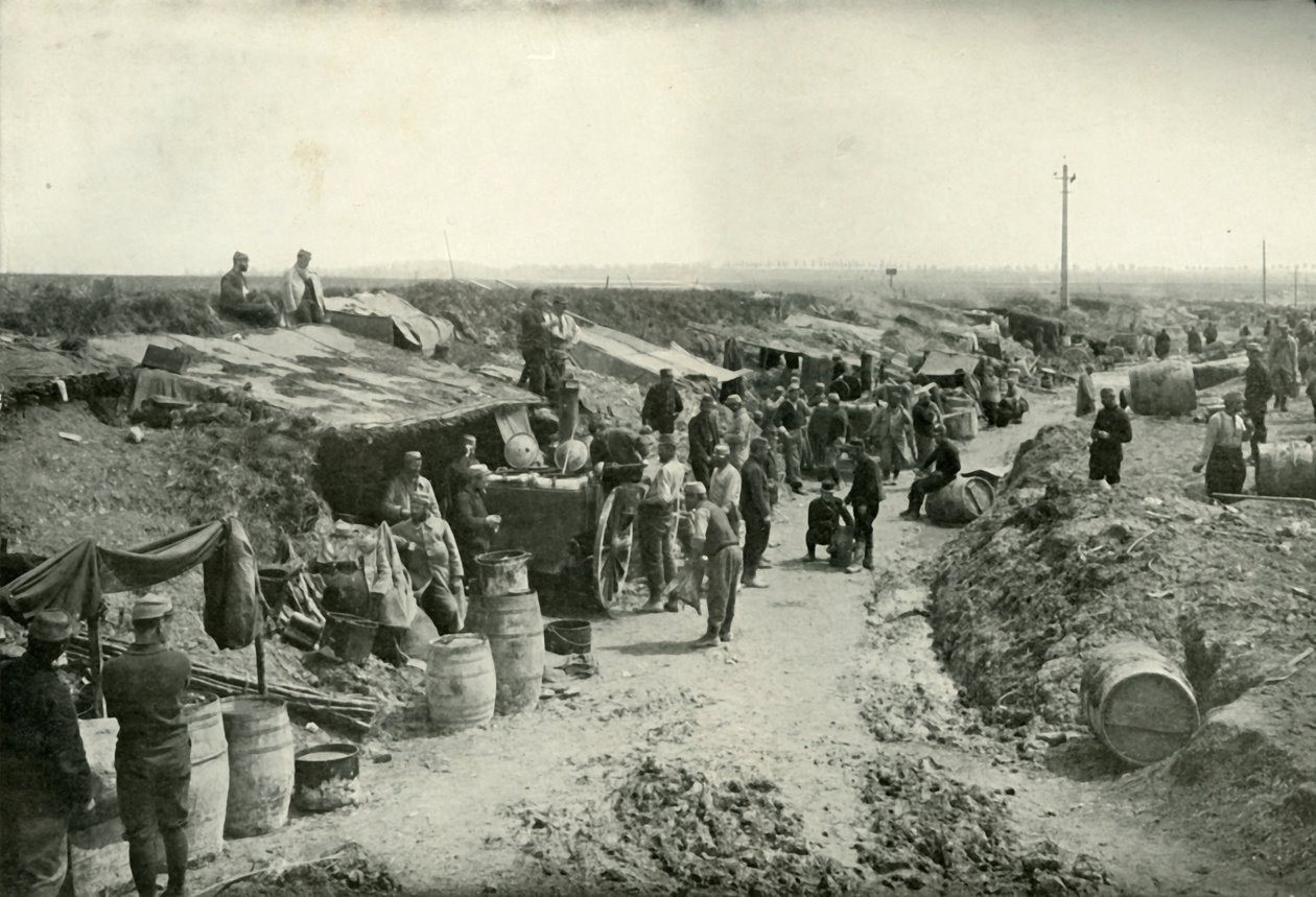 مطابخ الخدمة الميدانية الفرنسية خلف خط إطلاق النار ، 1919. بواسطة غير معروف