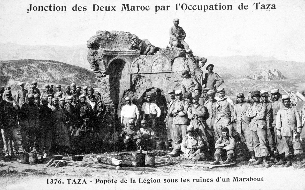 الفيلق الأجنبي الفرنسي ببعض أطلال المرابط ، تازة ، المغرب ، 1904 بواسطة غير معروف