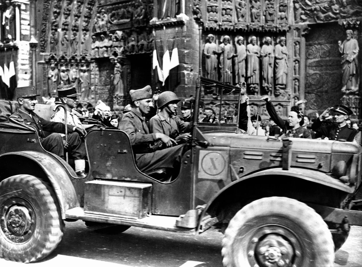 الجنرال الفرنسي فيليب لوكلير خارج نوتردام ، تحرير باريس ، أغسطس 1944 بواسطة غير معروف
