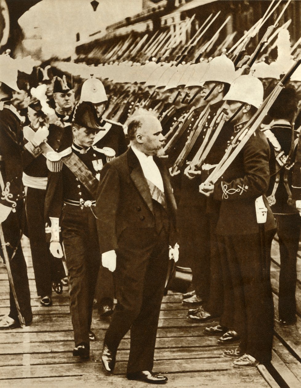 الرئيس الفرنسي ريمون بوانكاريه مع إدوارد أمير ويلز ، في بورتسموث ، يونيو 1913 ، 1935. بواسطة غير معروف