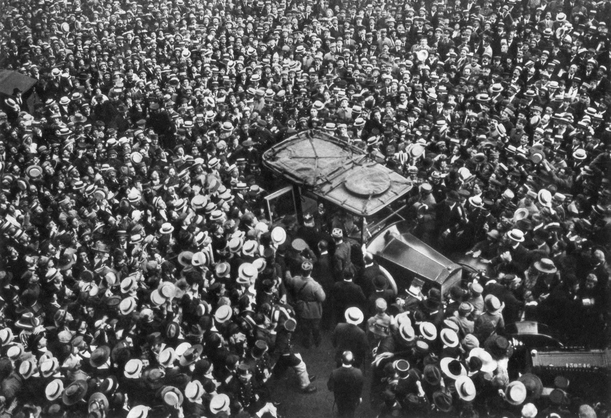 حشود فرنسية تهتف بيرشينج وجوفر ، فندق كريلون ، باريس ، الحرب العالمية الأولى ، 1917 بواسطة غير معروف