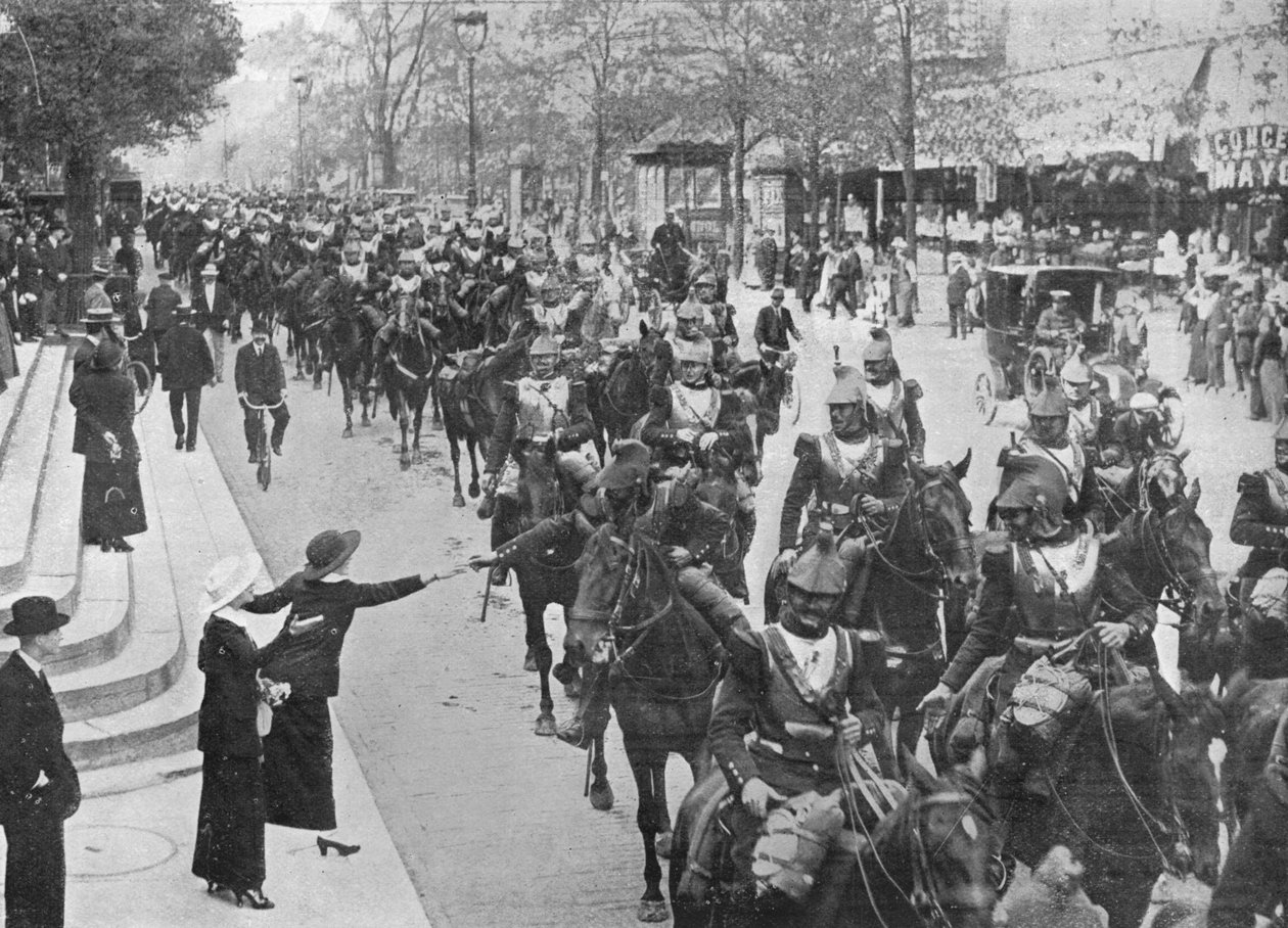 عمال القلاع الفرنسيون يركبون شوارع باريس في طريقهم إلى الأمام ، 1914 بواسطة غير معروف