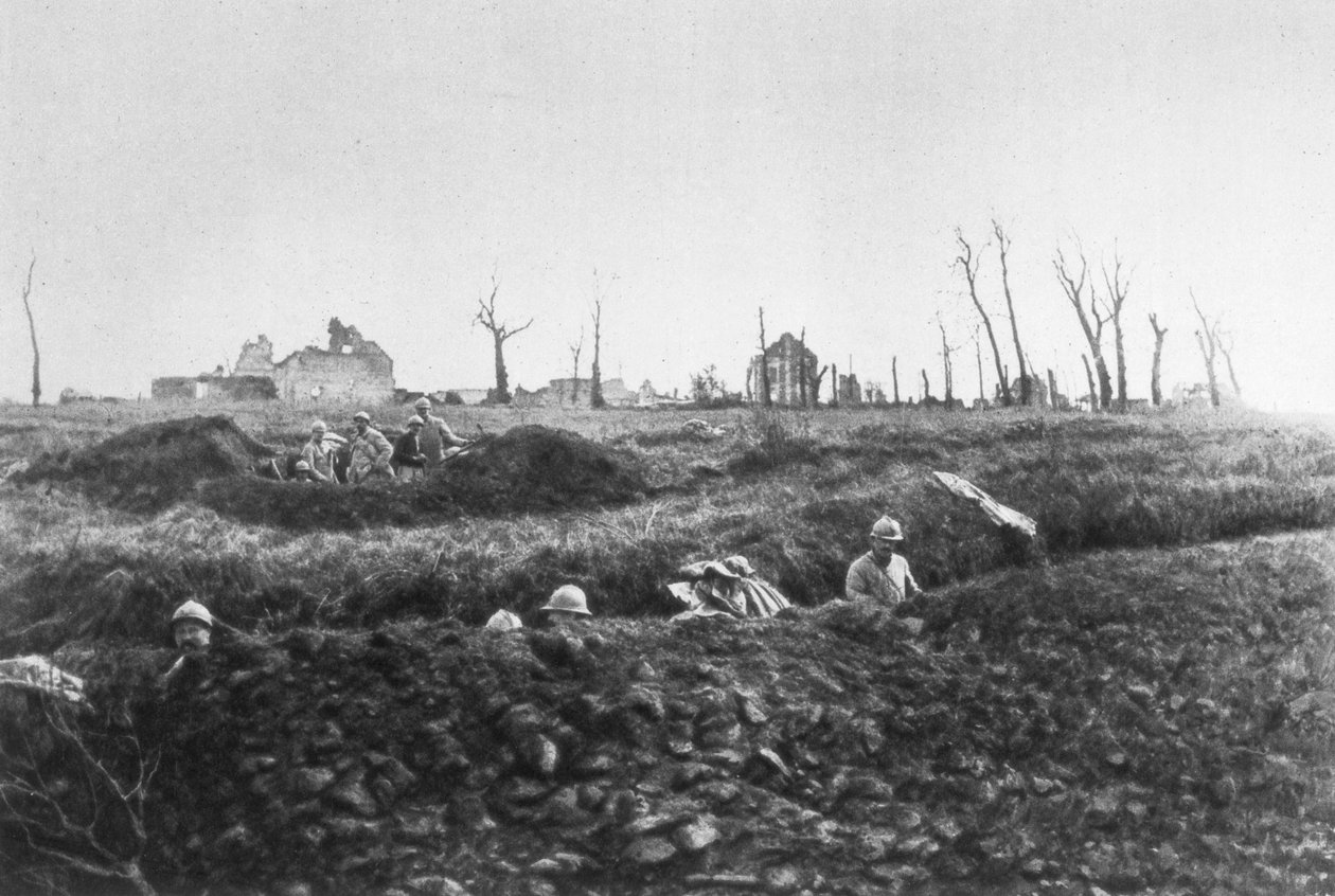 مشاة فرنسية تنشئ مواقع احتياطية أمام مزرعة مدمرة ، بيكاردي ، فرنسا ، 1918 بواسطة غير معروف