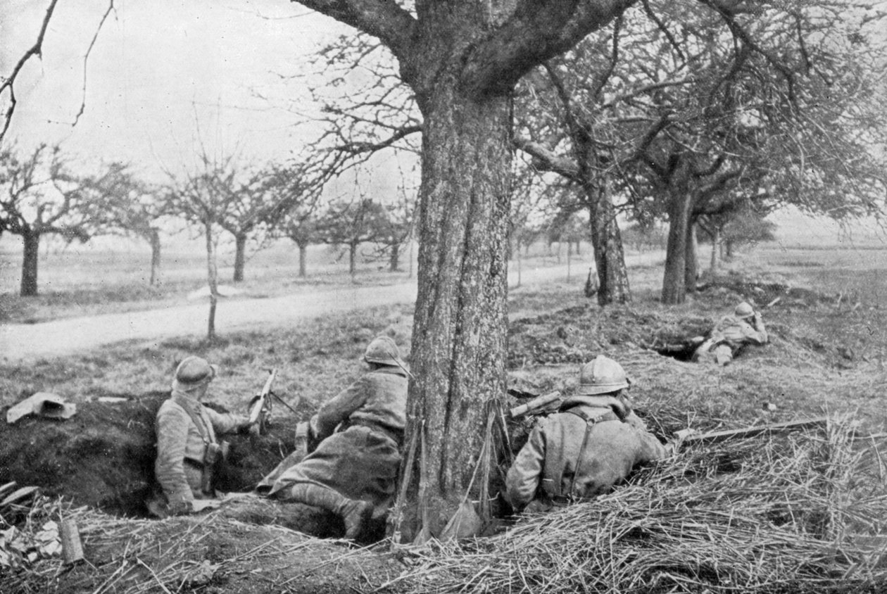 مدفعيون رشاشون فرنسيون حفروا على حافة طريق تحت أشجار التفاح ، 1918 بواسطة غير معروف