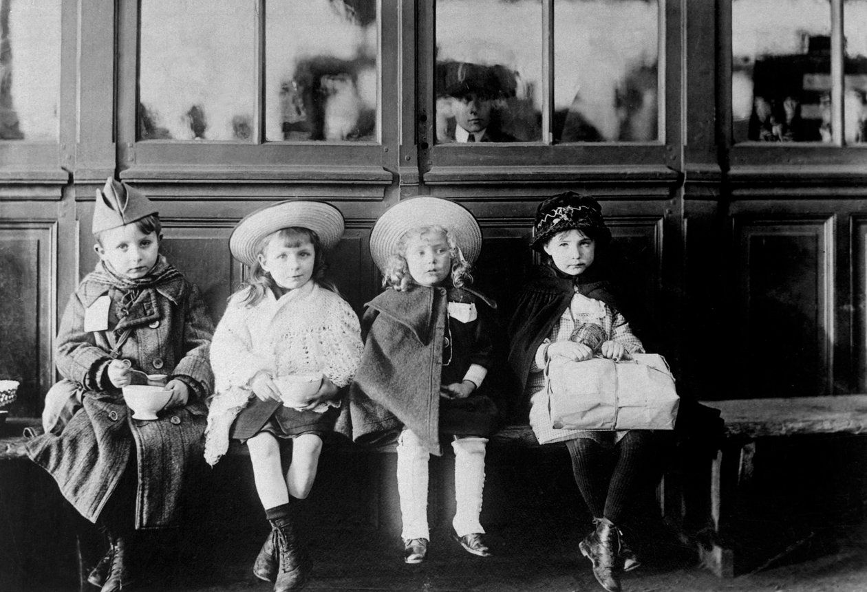 أطفال لاجئون فرنسيون ينتظرون القطار ، 20 يناير 1918 بواسطة غير معروف
