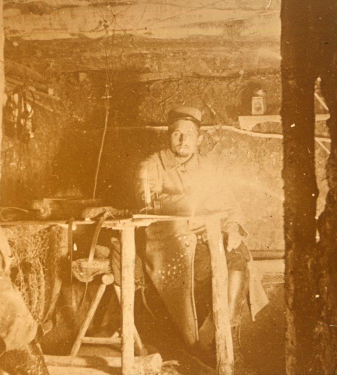 جندي فرنسي تحت الأرض ، c1914-c1918 بواسطة غير معروف