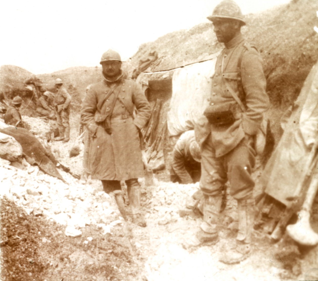 الجنود الفرنسيون في خندق ألماني تم القبض عليه ، c1914-c1918 بواسطة غير معروف