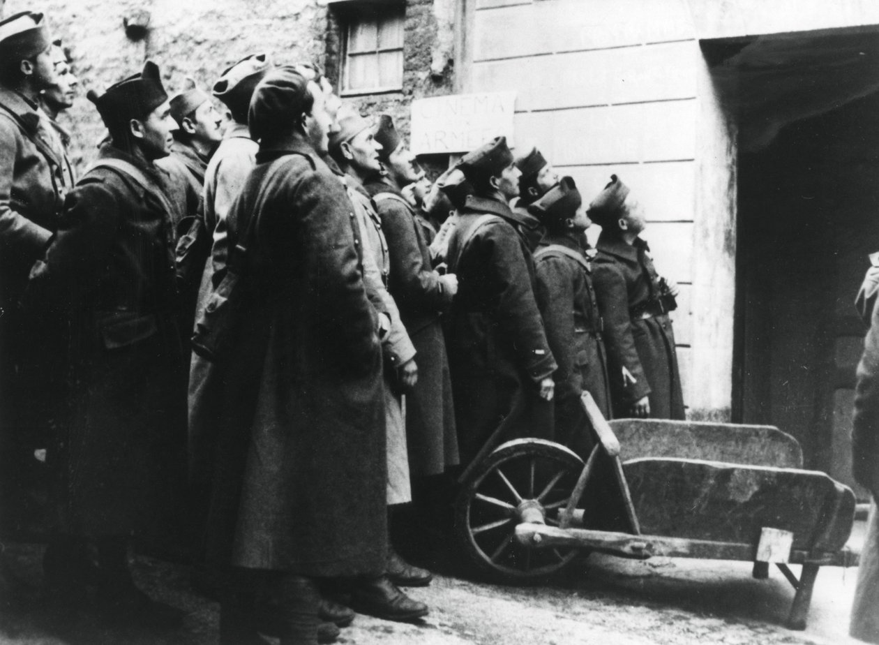 الجنود الفرنسيون في سينما الجيش ، فرنسا ، 1940 بواسطة غير معروف