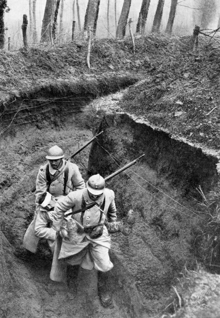 جنود فرنسيون يحملون رفيقًا مصابًا من الجبهة ، الحرب العالمية الأولى ، 1917 ، c1920 بواسطة غير معروف