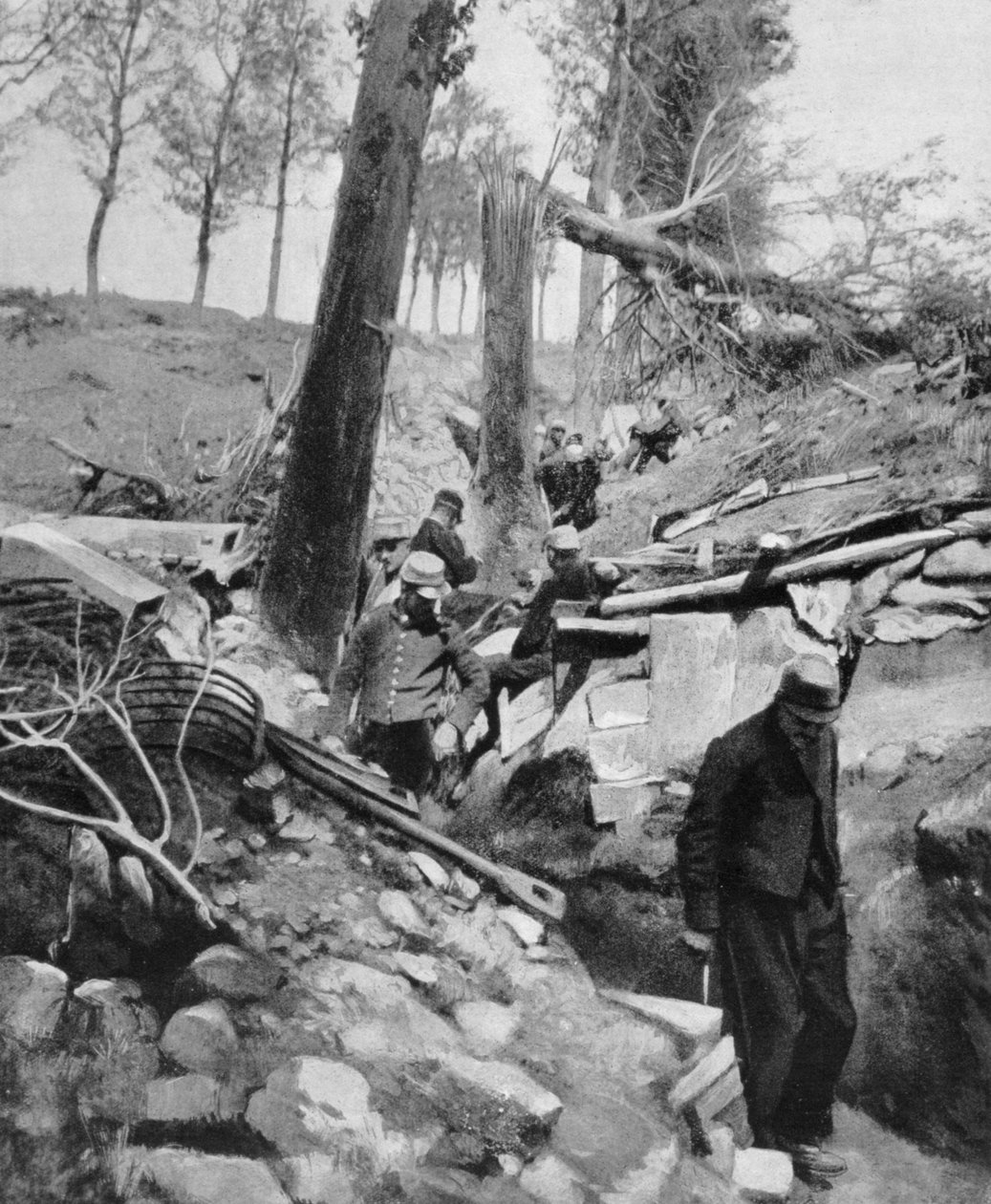 الجنود الفرنسيون يمرون بخندق بعد قصف ألماني ثقيل ، الحرب العالمية الأولى ، 1915 بواسطة غير معروف
