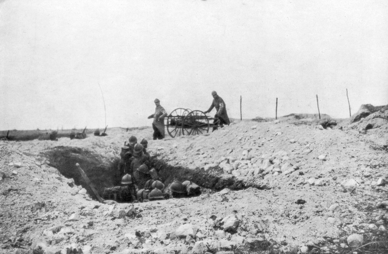 الجنود الفرنسيون في الثقب ، معركة الشمبانيا الثانية ، فرنسا ، 25 سبتمبر - 6 نوفمبر 1915 بواسطة غير معروف