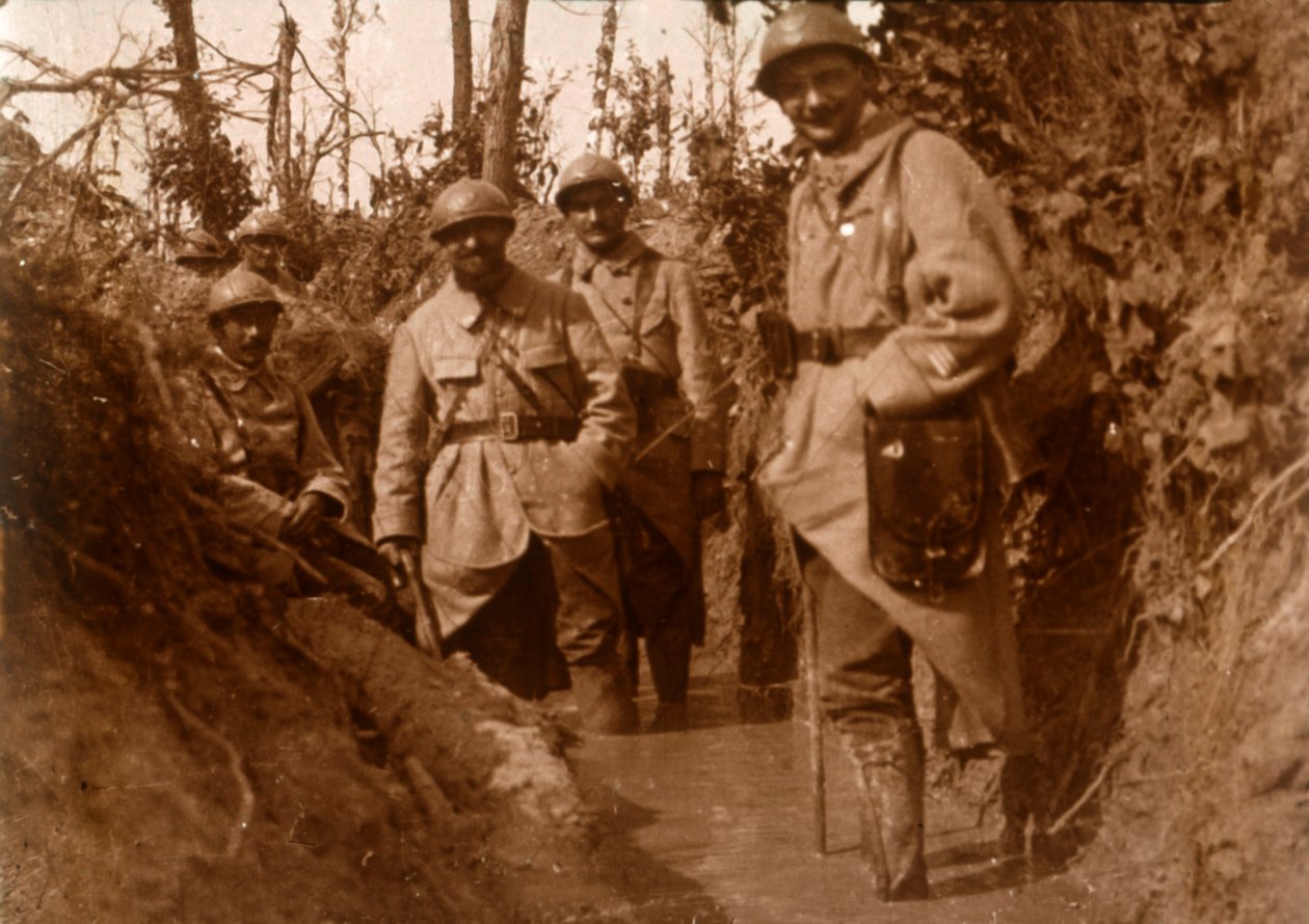 الجنود الفرنسيون في الوحل ، Chemin des Dames ، شمال فرنسا ، c1914-c1918 بواسطة غير معروف