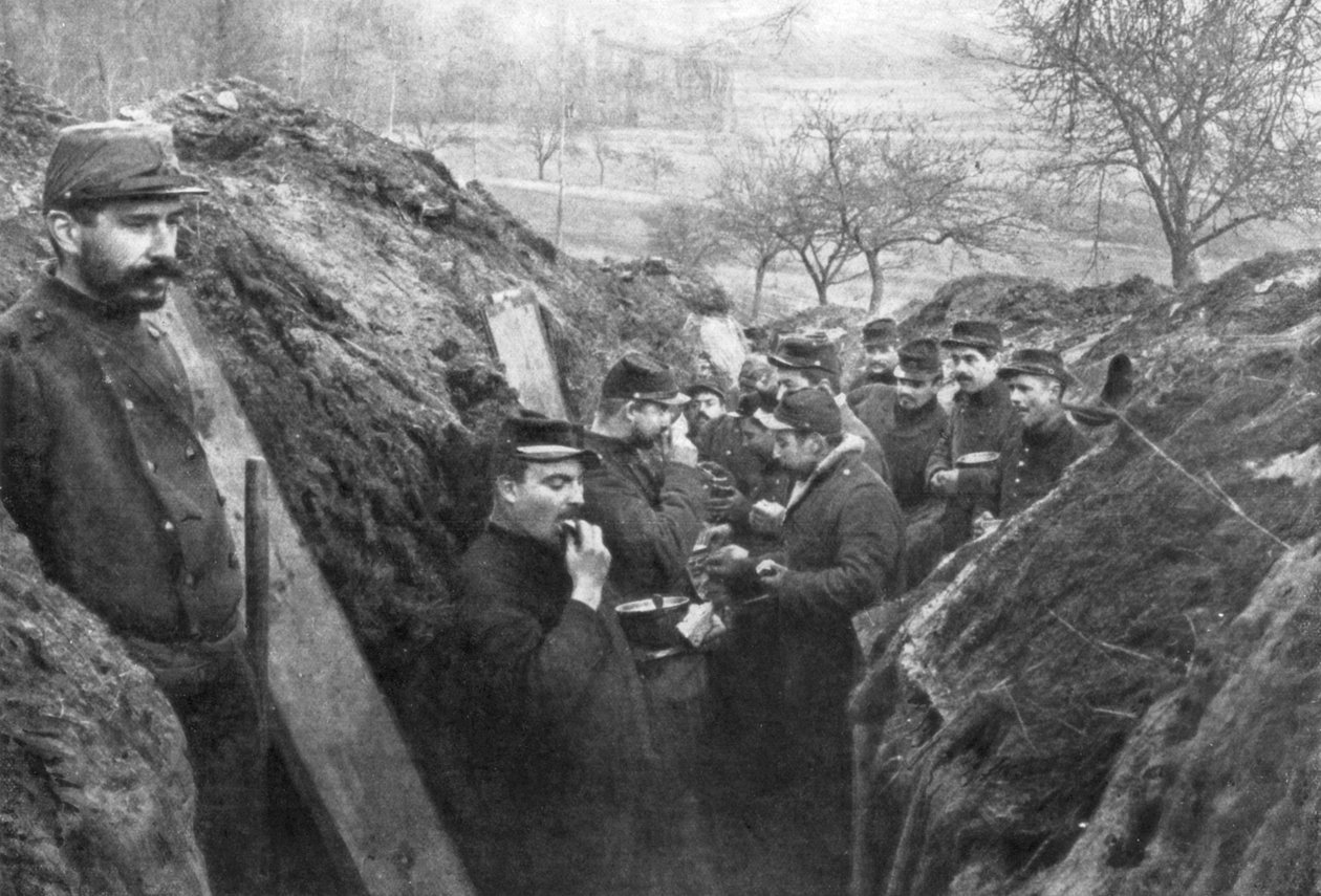 جنود فرنسيون في الخنادق يتناولون حصصهم الغذائية ، فرنسا ، 1915 بواسطة غير معروف