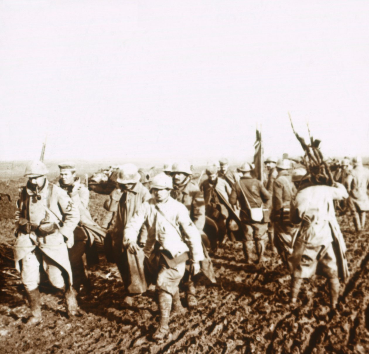الجنود الفرنسيون مع السجناء الألمان ، c1914-c1918 بواسطة غير معروف