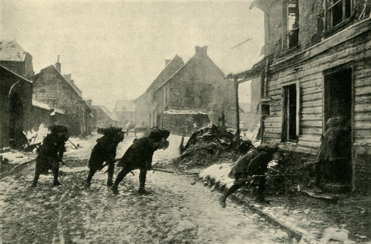 القوات الفرنسية تعبر شارع قرية تحت النيران الألمانية ، الحرب العالمية الأولى ، 1914-1915 ، c1920. بواسطة غير معروف