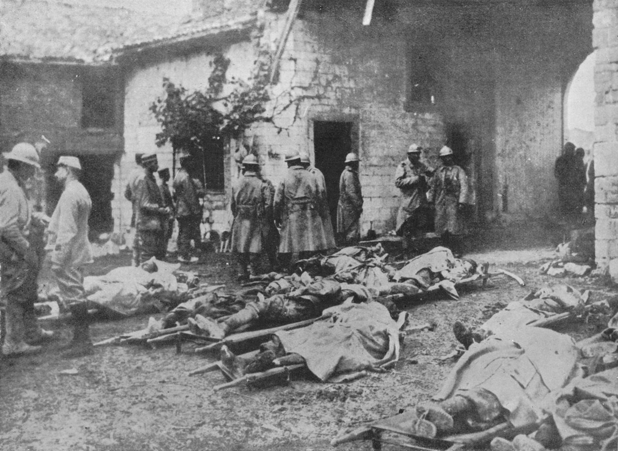 جرح فرنسيون أثناء هجوم على مزرعة في الجزء الخلفي من الخطوط ، 1915 بواسطة غير معروف
