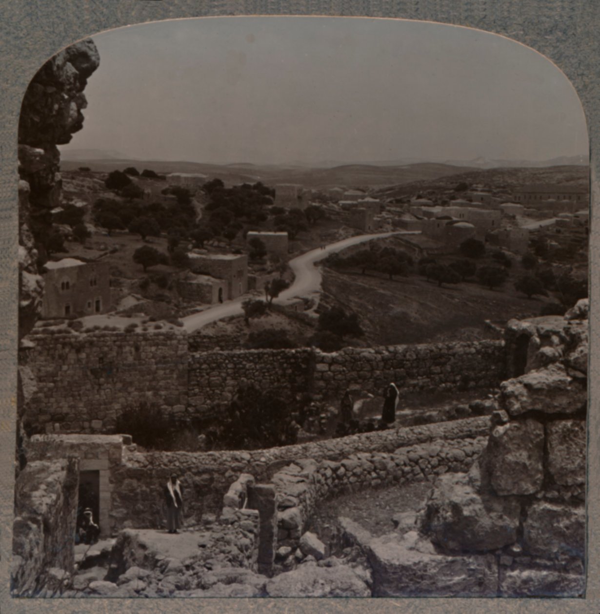 من الممر في منزل سيمونز إلى منزل لازاروس ، بيثاني ، c1900 بواسطة غير معروف