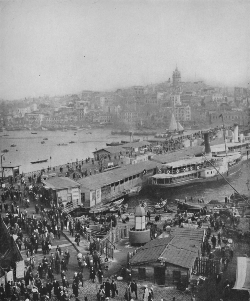 جسر جالاتا ، الذي يربط جالاتا وبيرا ، 1913 بواسطة غير معروف