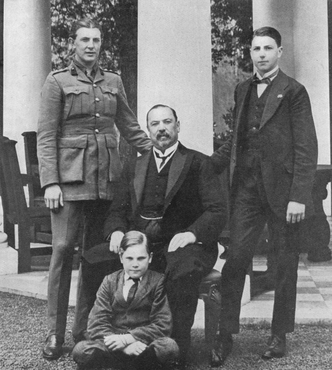 الجنرال بوتا وأبناؤه الثلاثة ، 1914 بواسطة غير معروف