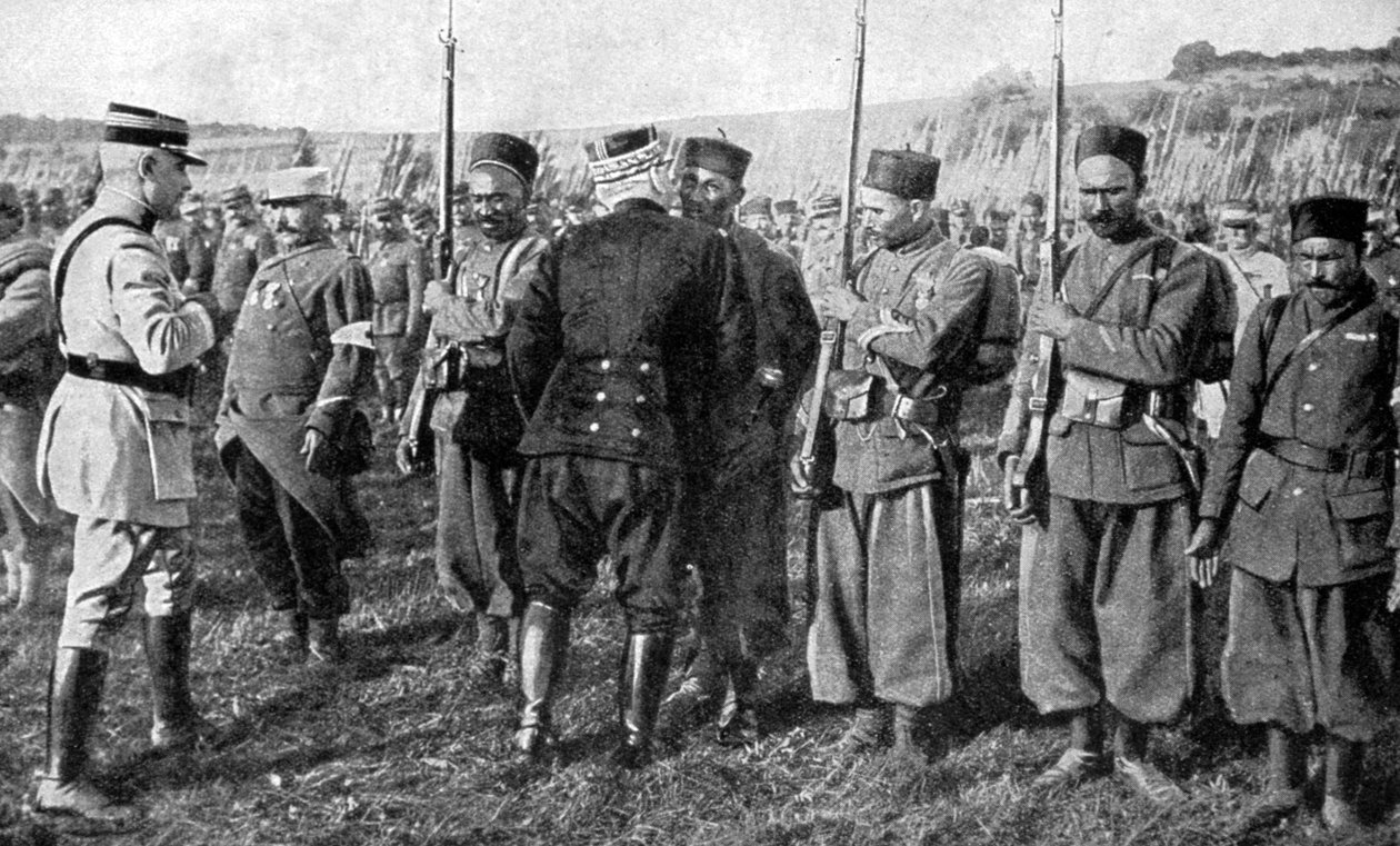 الجنرال جوزيف جوفر يسلم الميداليات ، الألزاس ، فرنسا ، 1915 بواسطة غير معروف