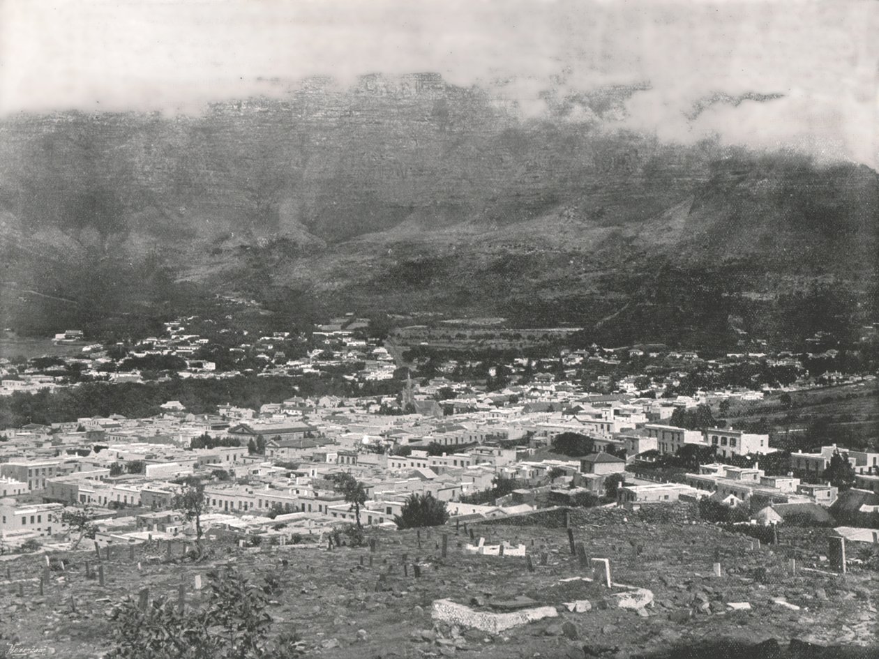 منظر عام يظهر جبل تيبل مكللا في بخار ، كيب تاون ، جنوب أفريقيا ، 1895. بواسطة غير معروف