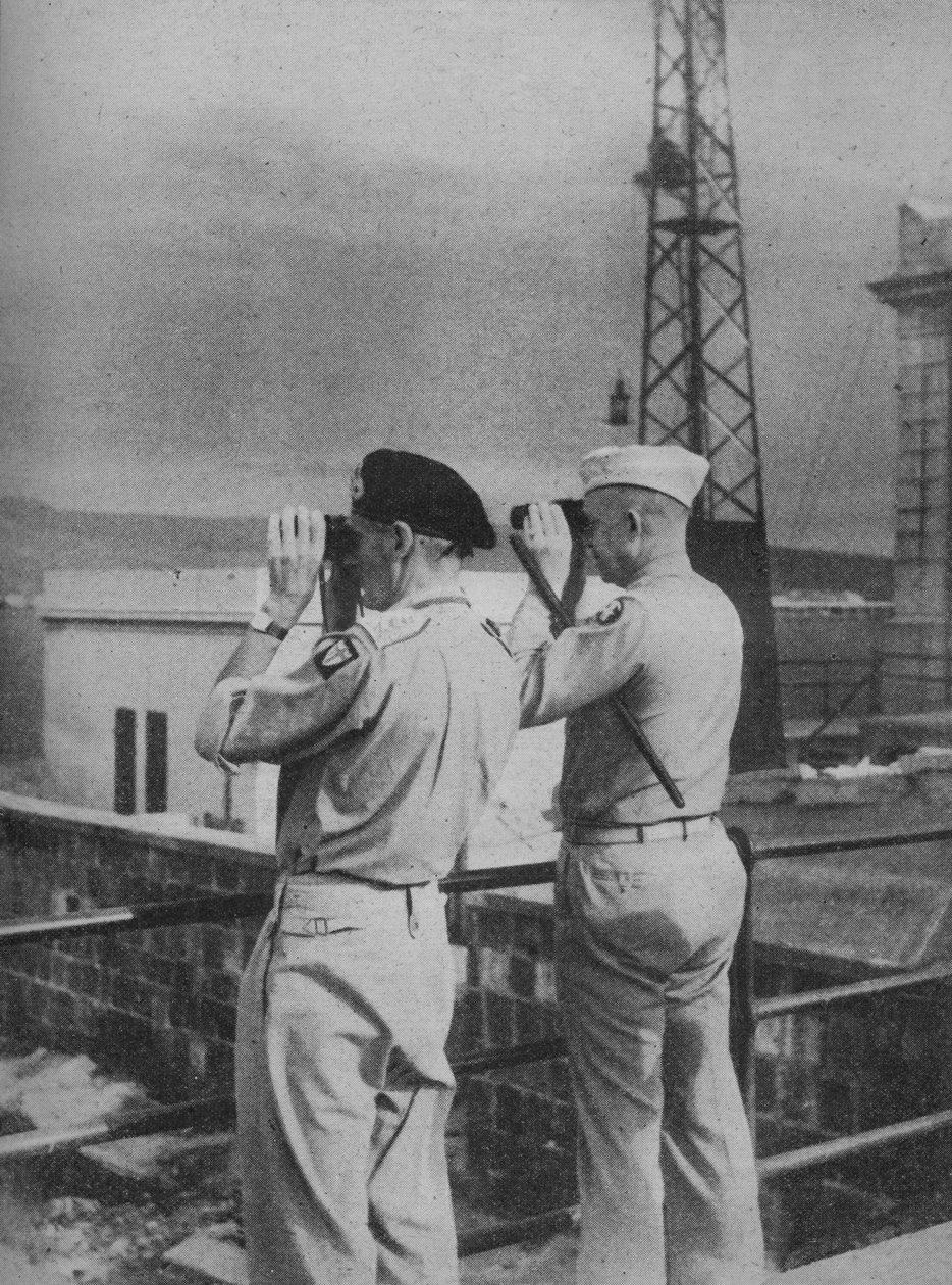 نظرة عامة للجنرالات مونتغمري وأيزنهاور من شرفة في ميسينا البر الرئيسي الإيطالي ، 1943-1944 بواسطة غير معروف