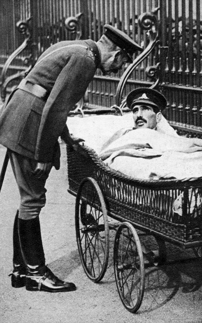 جورج الخامس مع جندي مصاب ، الكتيبة السابعة شيروود فورسترز ، مارس 1918 بواسطة غير معروف