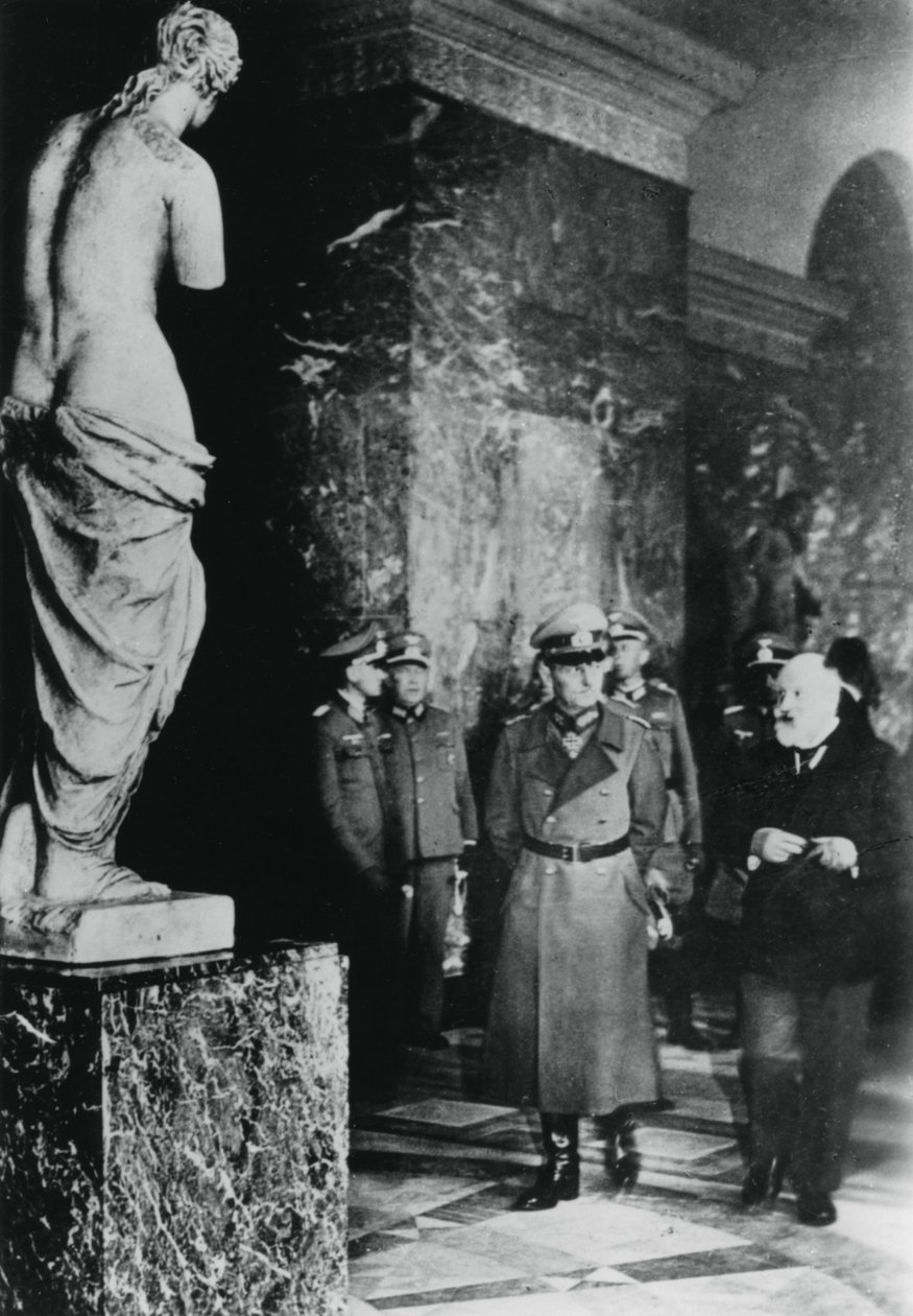 المشير الألماني فون رونستيدت يزور اللوفر ، باريس المحتلة ، أكتوبر 1940 بواسطة غير معروف