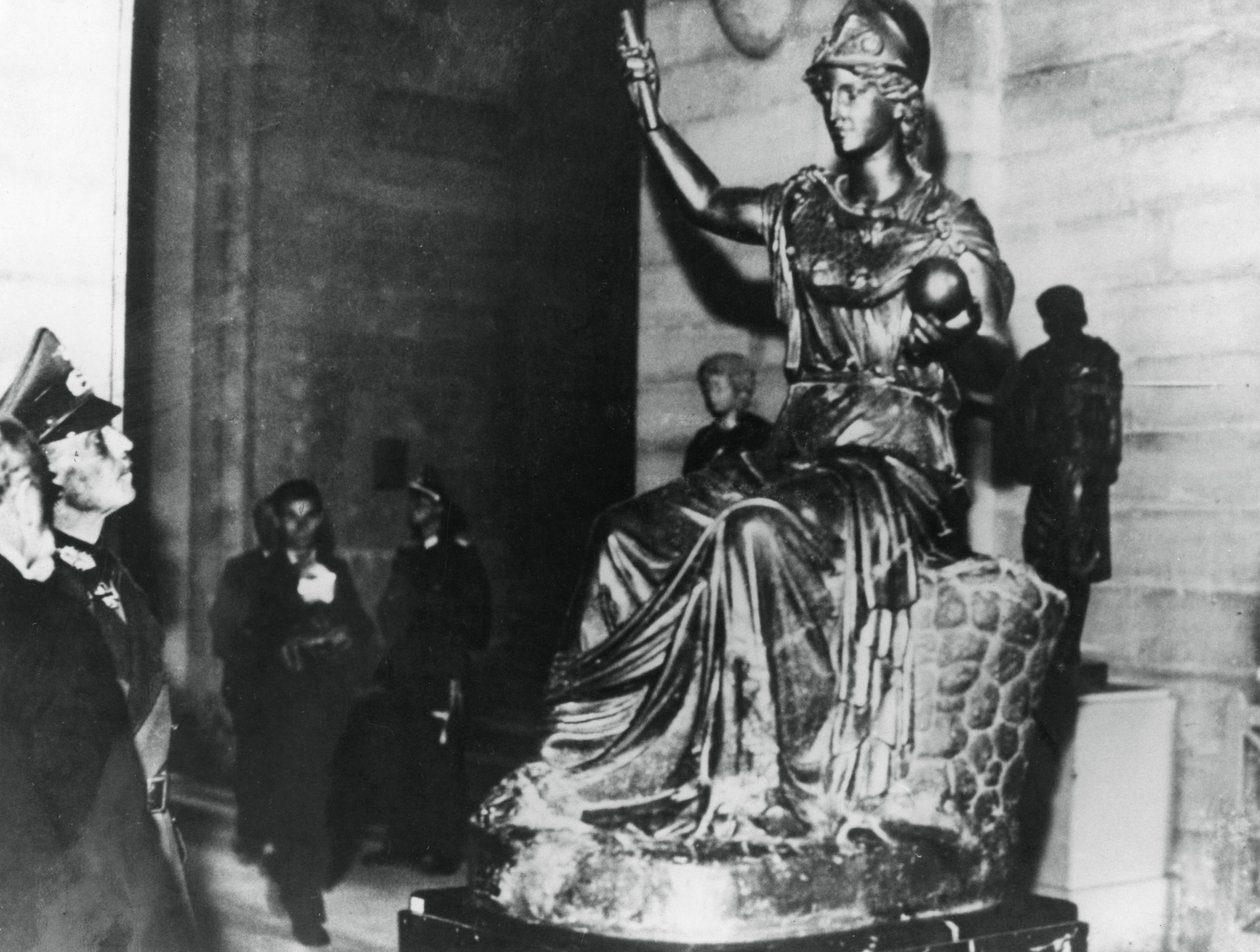 المشير الألماني فون رونستيدت يزور اللوفر ، باريس المحتلة ، أكتوبر 1940 بواسطة غير معروف