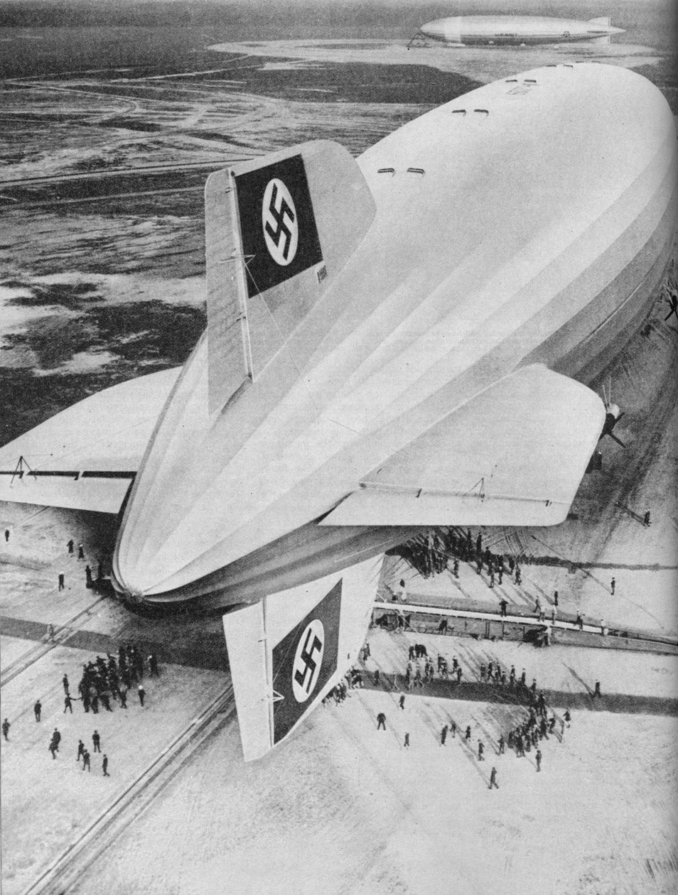 طائرة منطاد زيبلين الألمانية ، راسية في Lakehurst ، نيو جيرسي ، c1936 c1937 بواسطة غير معروف